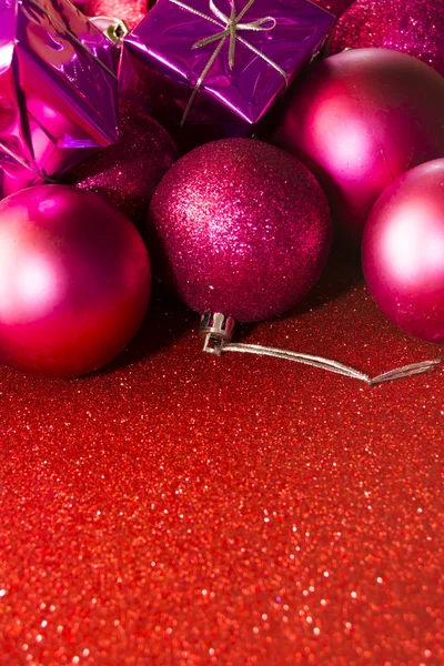 Geschenke und Weihnachtsdekoration auf rotem Hintergrund lizenzfreie Stockfotos