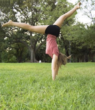 Güzel balerin açık havada dans için egzersizleri yapıyor