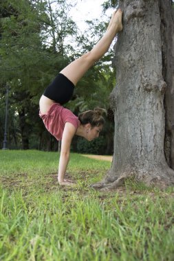 Güzel balerin açık havada dans için egzersizleri yapıyor