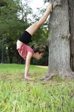 Güzel balerin açık havada dans için egzersizleri yapıyor
