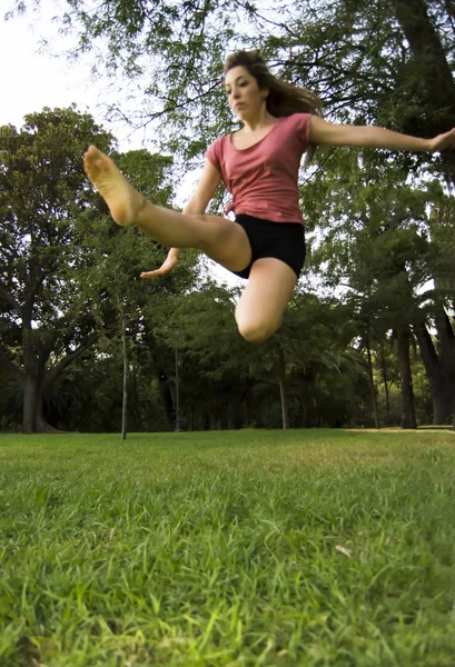 Красива балерина робить вправи для танців на відкритому повітрі — стокове фото