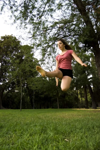 Belle ballerine faisant des exercices pour danser en plein air — Photo