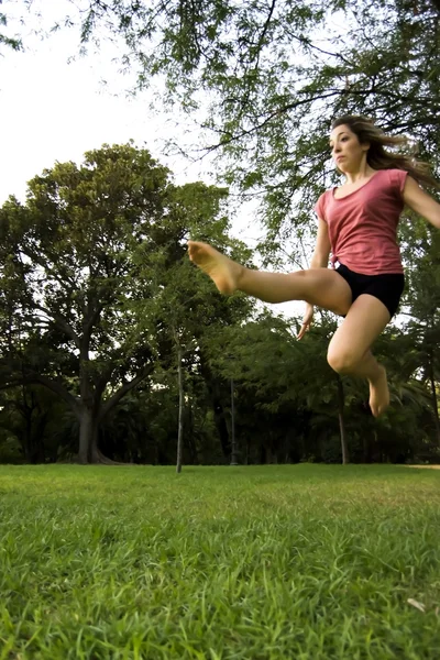 Belle ballerine faisant des exercices pour danser en plein air — Photo