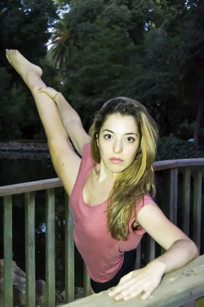 Bela bailarina fazendo exercícios para dançar ao ar livre — Fotografia de Stock