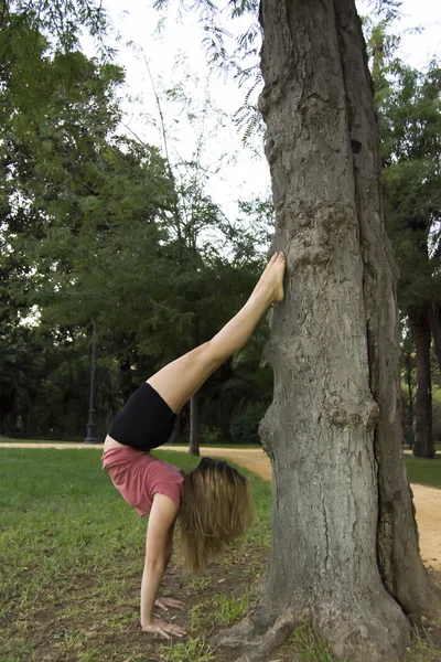 Bela bailarina fazendo exercícios para dançar ao ar livre — Fotografia de Stock