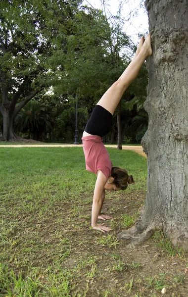 Bela bailarina fazendo exercícios para dançar ao ar livre — Fotografia de Stock