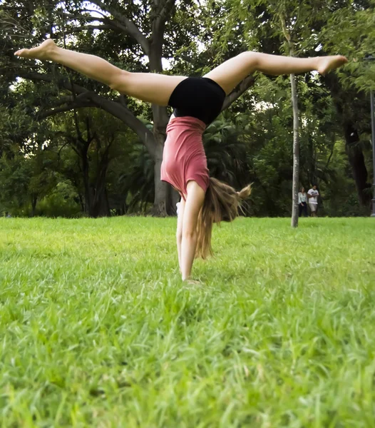 Belle ballerine faisant des exercices pour danser en plein air — Photo