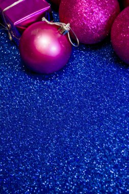 Hediyeler ve mavi arka plan üzerinde Noel süsleri