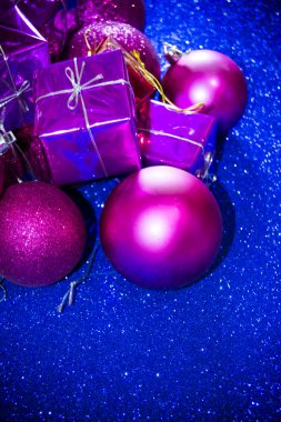 Hediyeler ve mavi arka plan üzerinde Noel süsleri