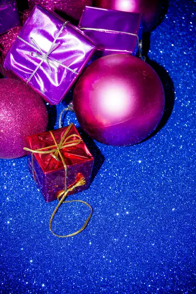 Подарки и рождественские украшения на синем фоне — стоковое фото