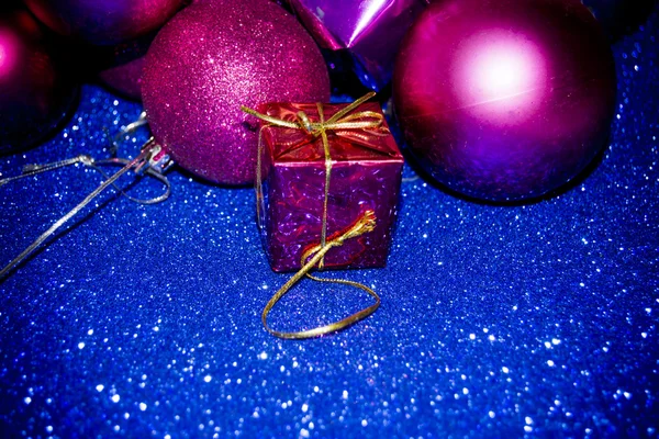 Δώρα και τις Χριστουγεννιάτικες διακοσμήσεις σε μπλε φόντο — Φωτογραφία Αρχείου