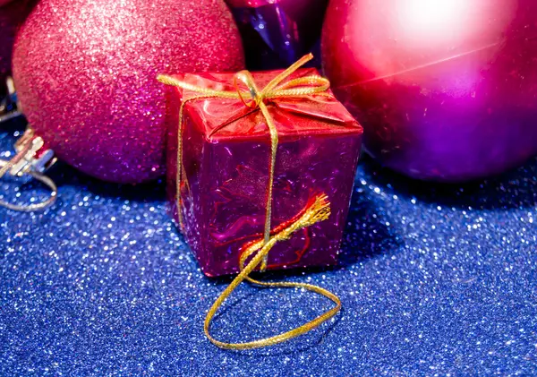 Δώρα και τις Χριστουγεννιάτικες διακοσμήσεις σε μπλε φόντο — Φωτογραφία Αρχείου