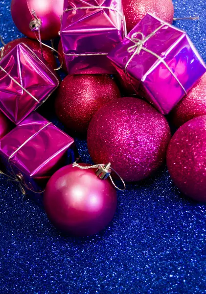 Подарки и рождественские украшения на синем фоне Стоковое Изображение