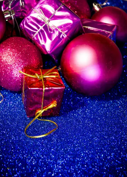 Cadeaux et décorations de Noël sur fond bleu Image En Vente