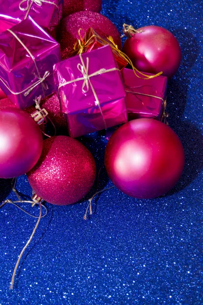 Regalos y decoraciones navideñas sobre fondo azul —  Fotos de Stock