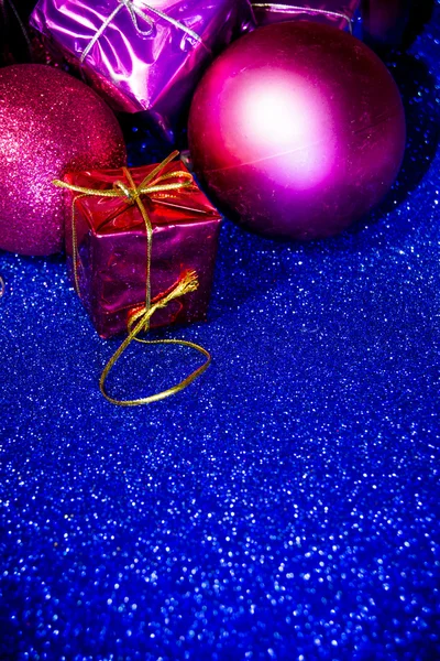 Regalos y decoraciones navideñas sobre fondo azul —  Fotos de Stock