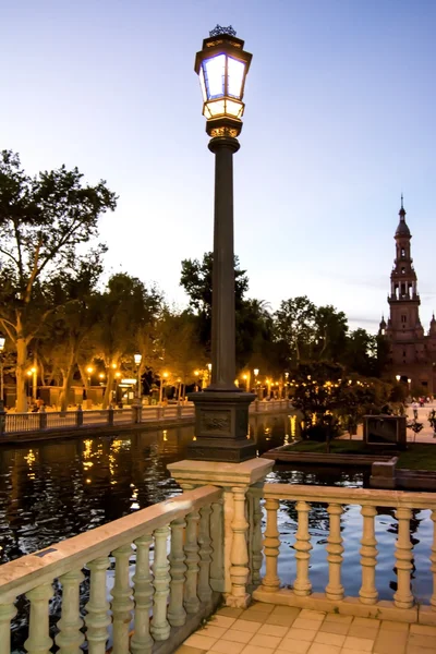 Praça da Espanha em Sevilha, com lâmpadas noturnas típicas — Fotografia de Stock