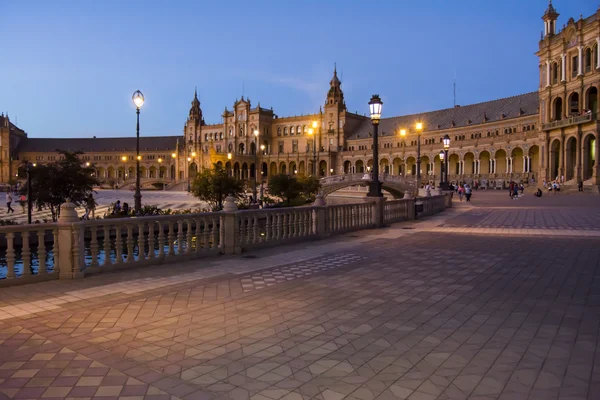 Praça da Espanha em Sevilha, com lâmpadas noturnas típicas — Fotografia de Stock