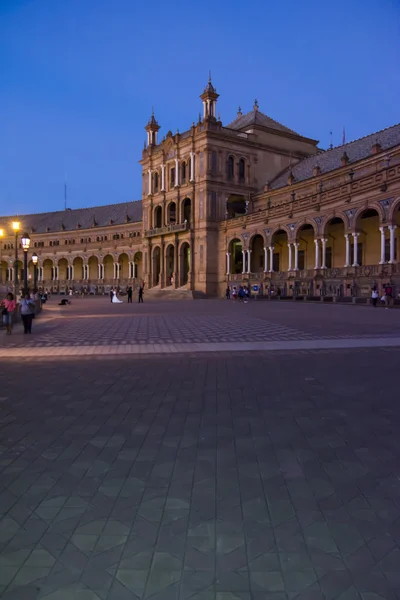 Plein van Spanje in Sevilla, met typische nacht lampen — Stockfoto