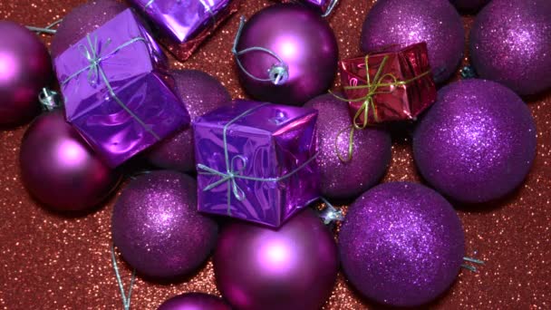 Cadeaux et décorations de Noël sur fond rouge vif — Video