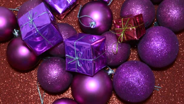 Presentes e decorações de Natal em fundo vermelho brilhante — Vídeo de Stock