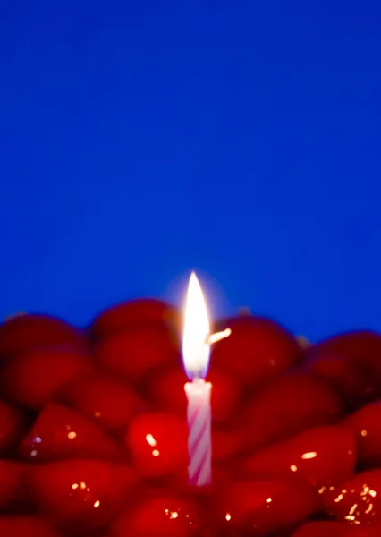 草莓蛋糕，杏仁和奶油，用蓝黑色蜡烛 — 图库照片