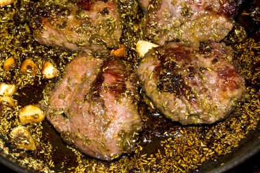 Bir tavada pişirme türleri ile domuz eti yanak