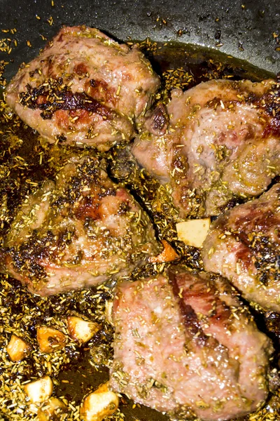 Bir tavada pişirme türleri ile domuz eti yanak — Stok fotoğraf