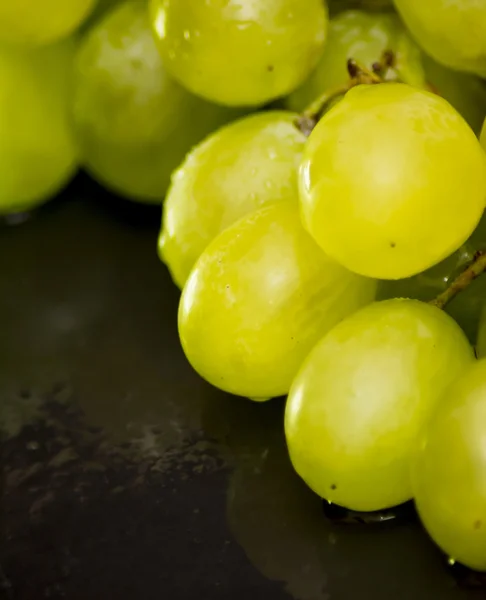 Ramo de uvas en una piedra de pizarra negra — Foto de Stock