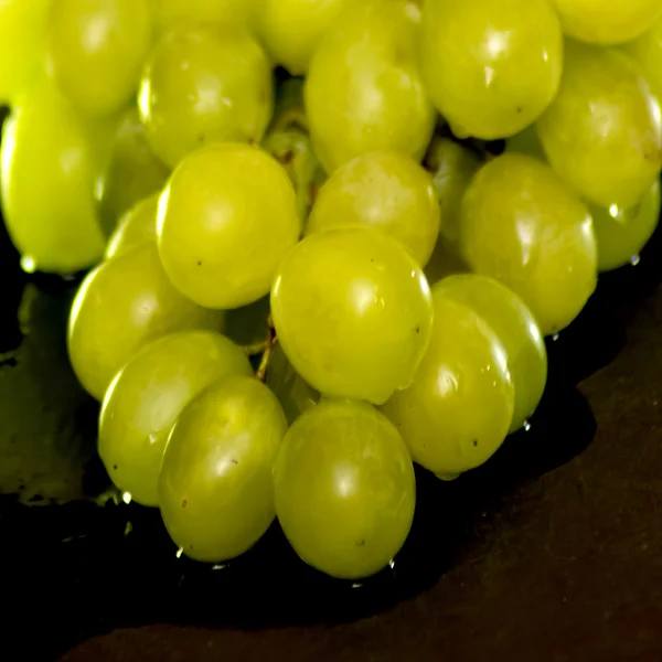 Grappolo d'uva su pietra di ardesia nera — Foto Stock