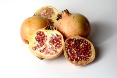 Beyaz arkaplanda izole edilmiş nar