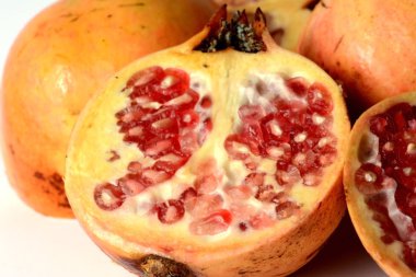 Beyaz arkaplanda izole edilmiş nar