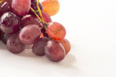 Beyaz arkaplanda bir demet üzüm
