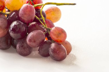 Beyaz arkaplanda bir demet üzüm
