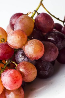Beyaz arkaplanda bir demet üzüm
