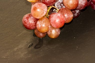 Taş mazisi üzerinde üzüm demet