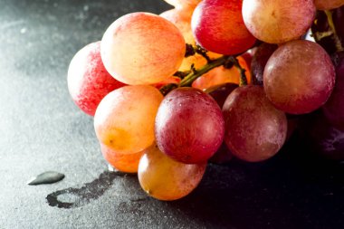 Taş mazisi üzerinde üzüm demet