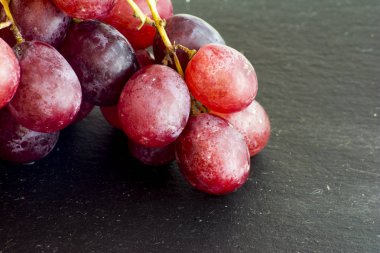 Taş mazisi üzerinde üzüm demet