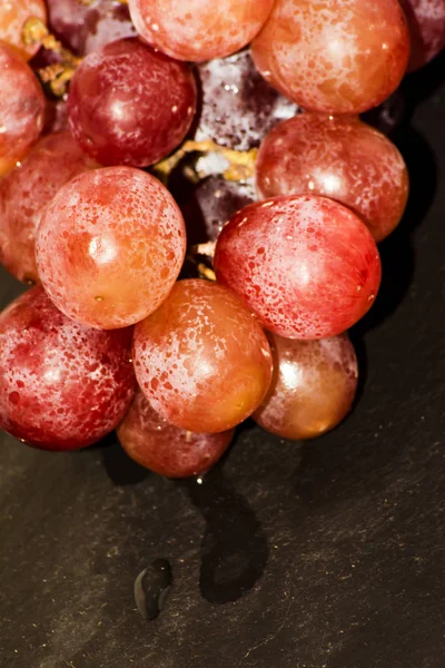 Ramo de uvas en una pizarra de piedra — Foto de Stock