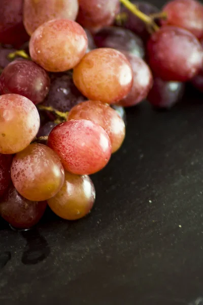 Ramo de uvas en una pizarra de piedra — Foto de Stock