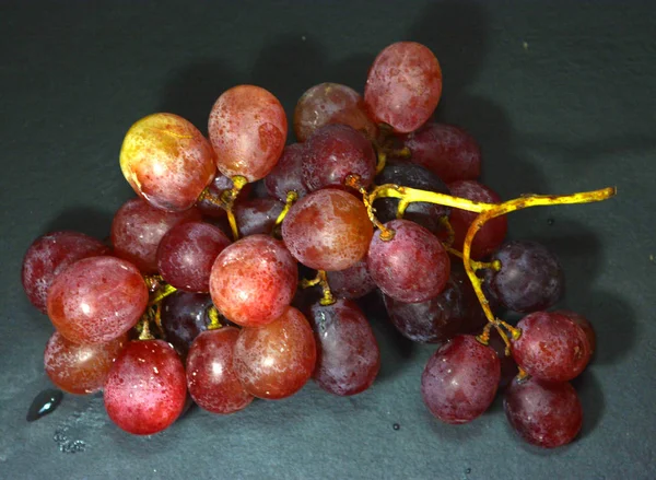 Bouquet de raisins sur une ardoise de pierre — Photo