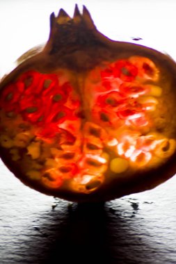 İzole nar arkadan aydınlatmalı bir taş üzerinde