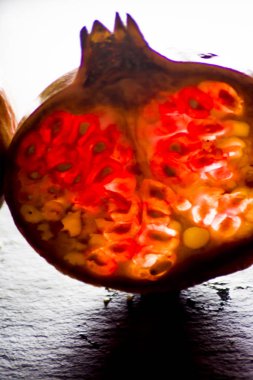 İzole nar arkadan aydınlatmalı bir taş üzerinde