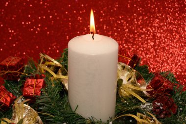 Yanan mum ile Noel süsleri