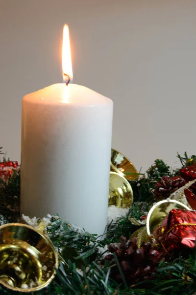 Decoraciones navideñas con vela encendida — Foto de Stock