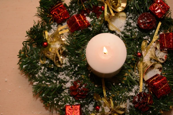 Vánoční ozdoby s osvětlenou svíčkou — Stock fotografie