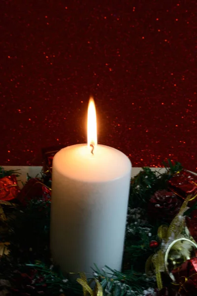 Weihnachtsdekoration mit brennender Kerze — Stockfoto
