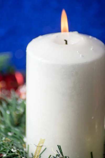 Decorazioni natalizie con candela accesa — Foto Stock