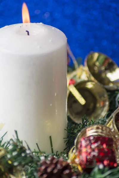 圣诞装饰品与蜡烛 — 图库照片