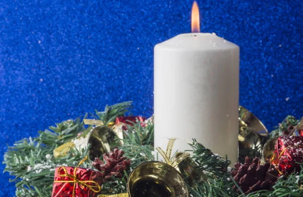 Kerstversiering met verlichte kaars — Stockfoto